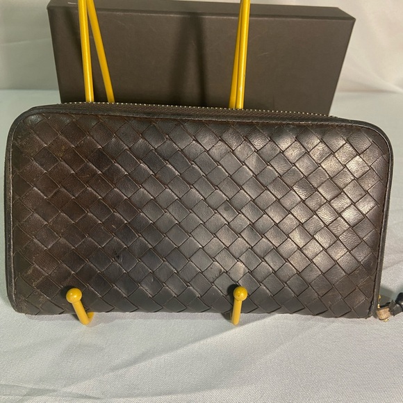 Bottega Veneta Unisex Brown Leather Zip-Around Wallet - Picture 2 of 8